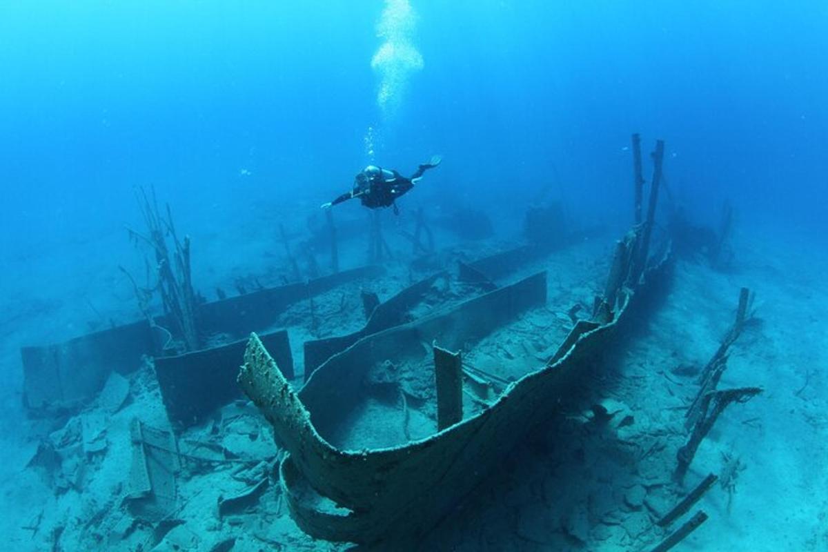 Ένας δύτης στέκεται δίπλα σε μια βάρκα στον ωκεανό