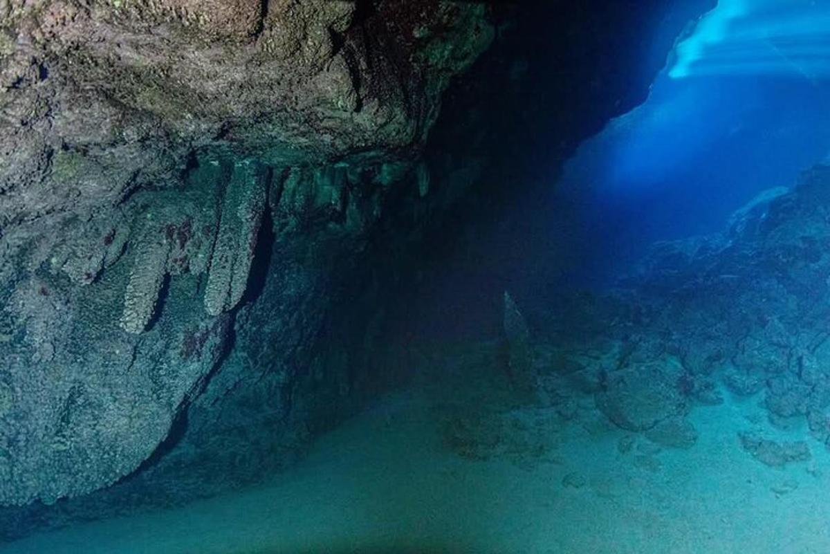 μια υποβρύχια άποψη μιας σπηλιάς με τον ωκεανό