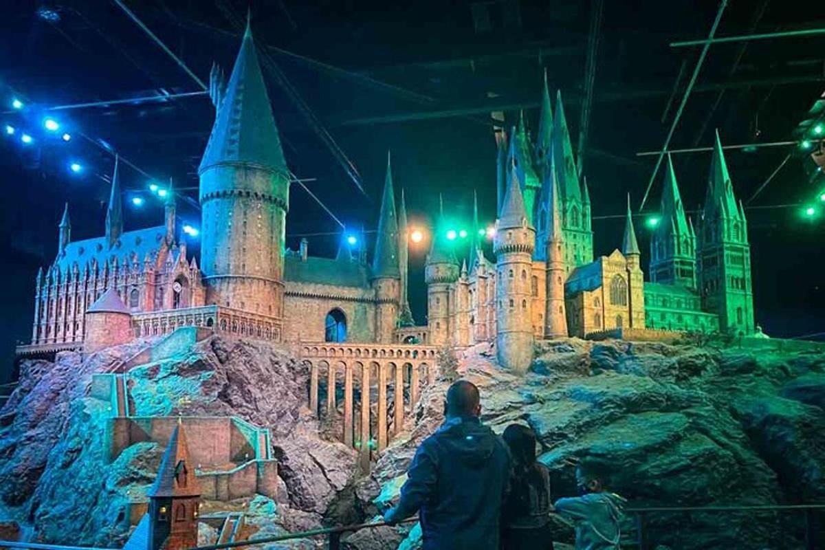 un modello di un castello di Hogwarts di notte