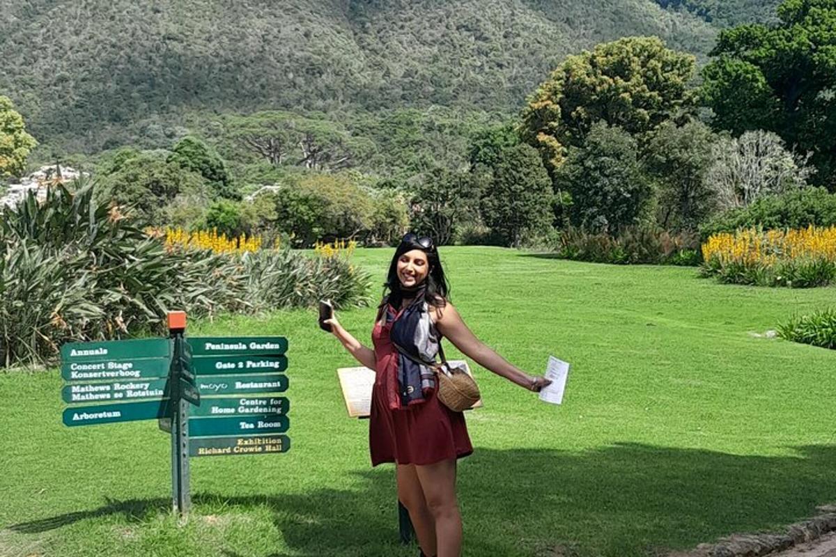 una dona dreta al costat d'un rètol en un parc
