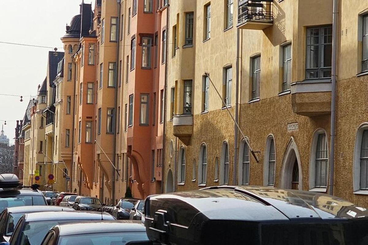 rida autosid pargitud tänavale hoonete kõrvale