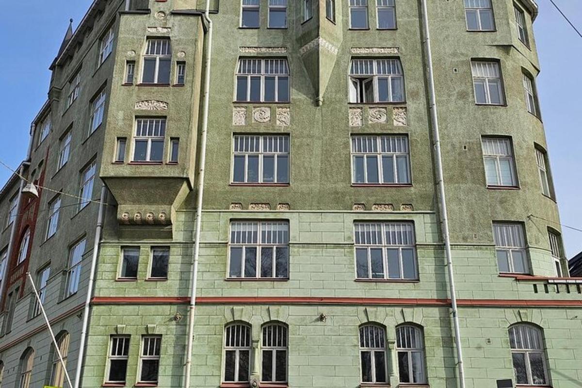 vysoká budova s mnoha okny po stranách