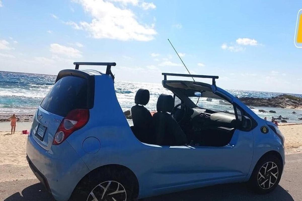 malé modré auto zaparkované na pláži