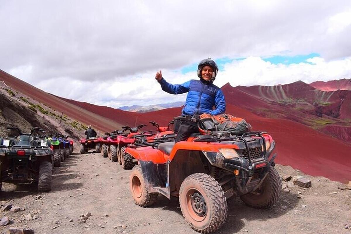 un bărbat pe un rând de ATV-uri pe un munte