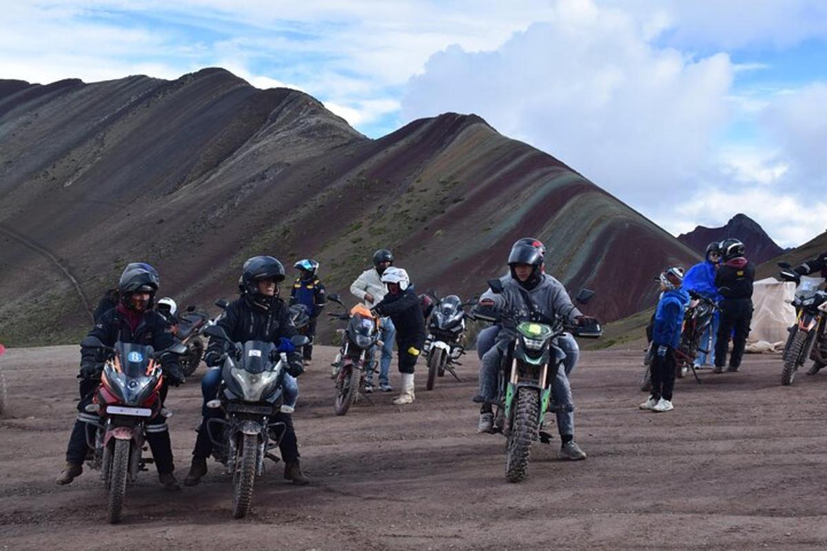 um grupo de pessoas andando de motocicleta em uma estrada de terra