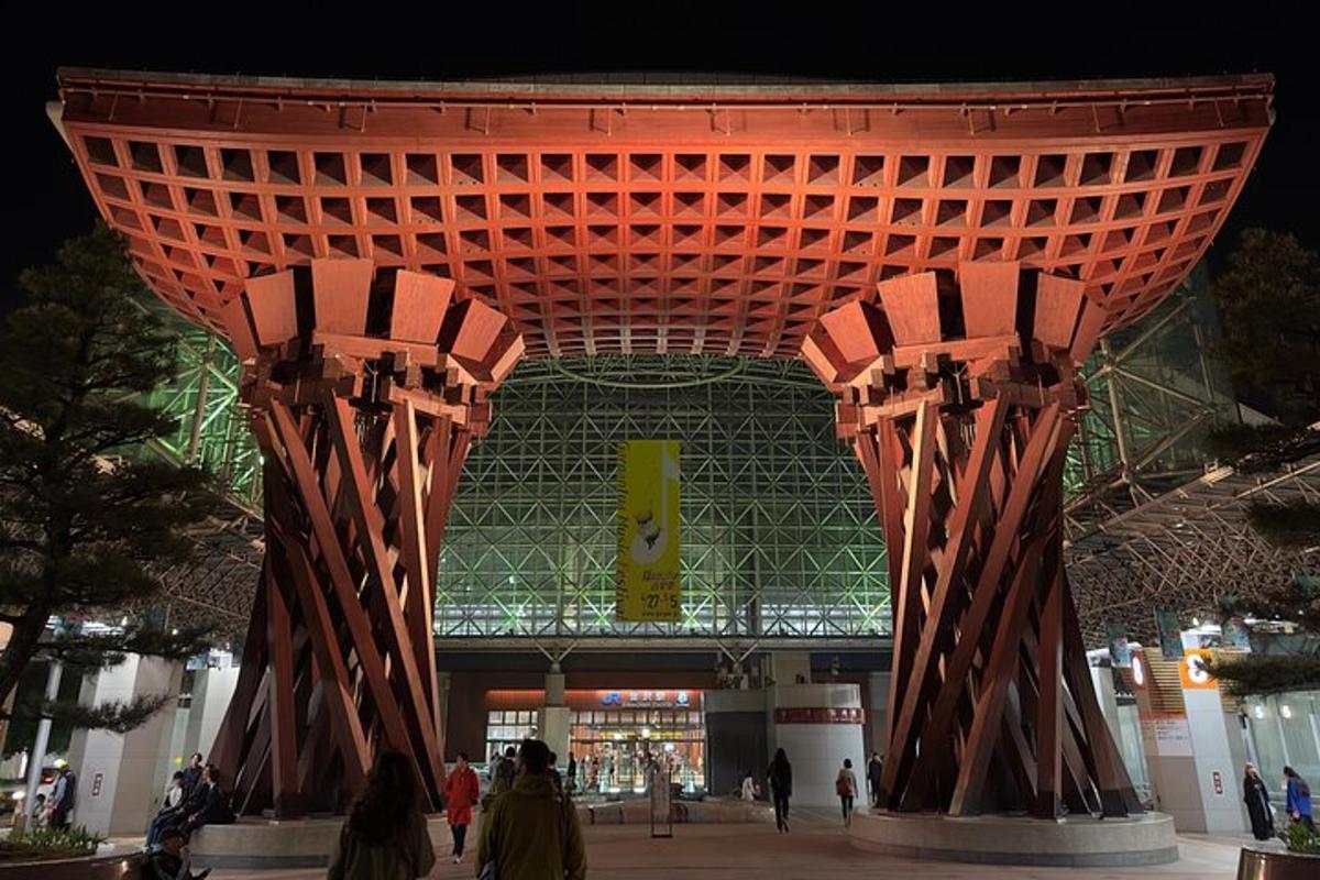 un gran edifici amb gent caminant per sota a la nit