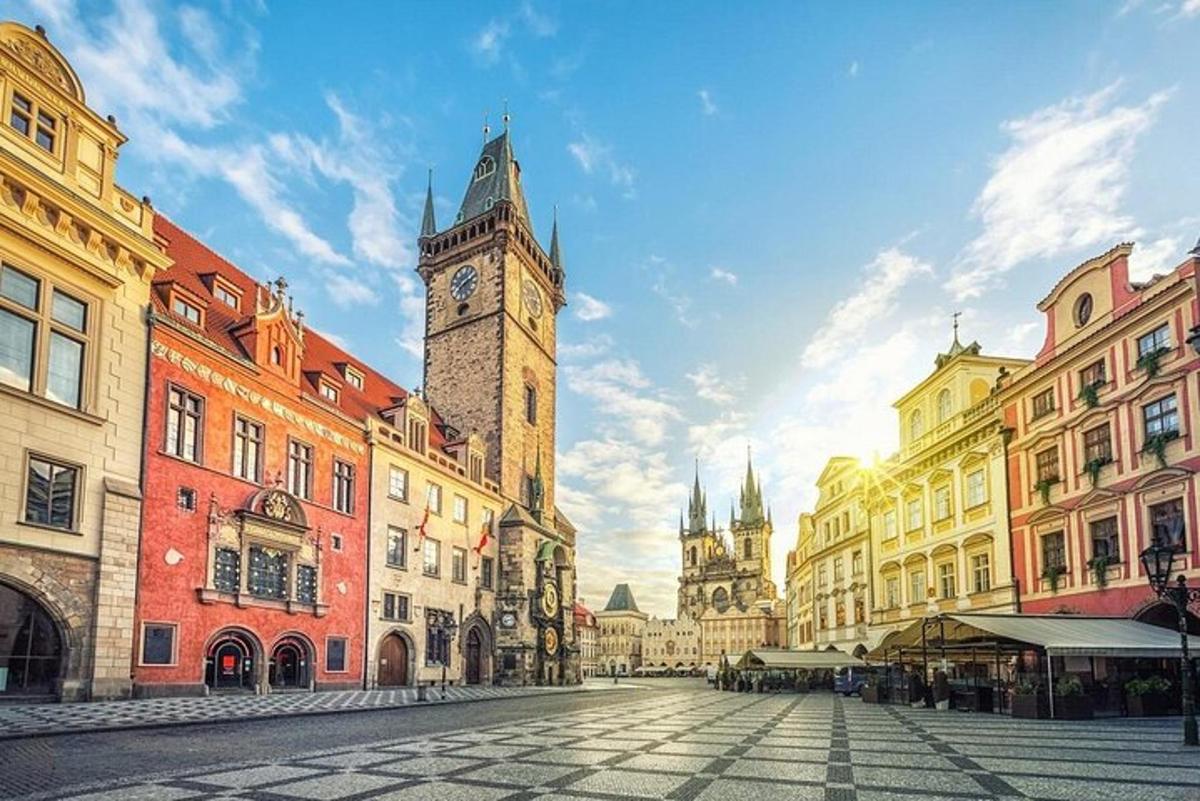 mestská ulica s hodinovou vežou a budovami