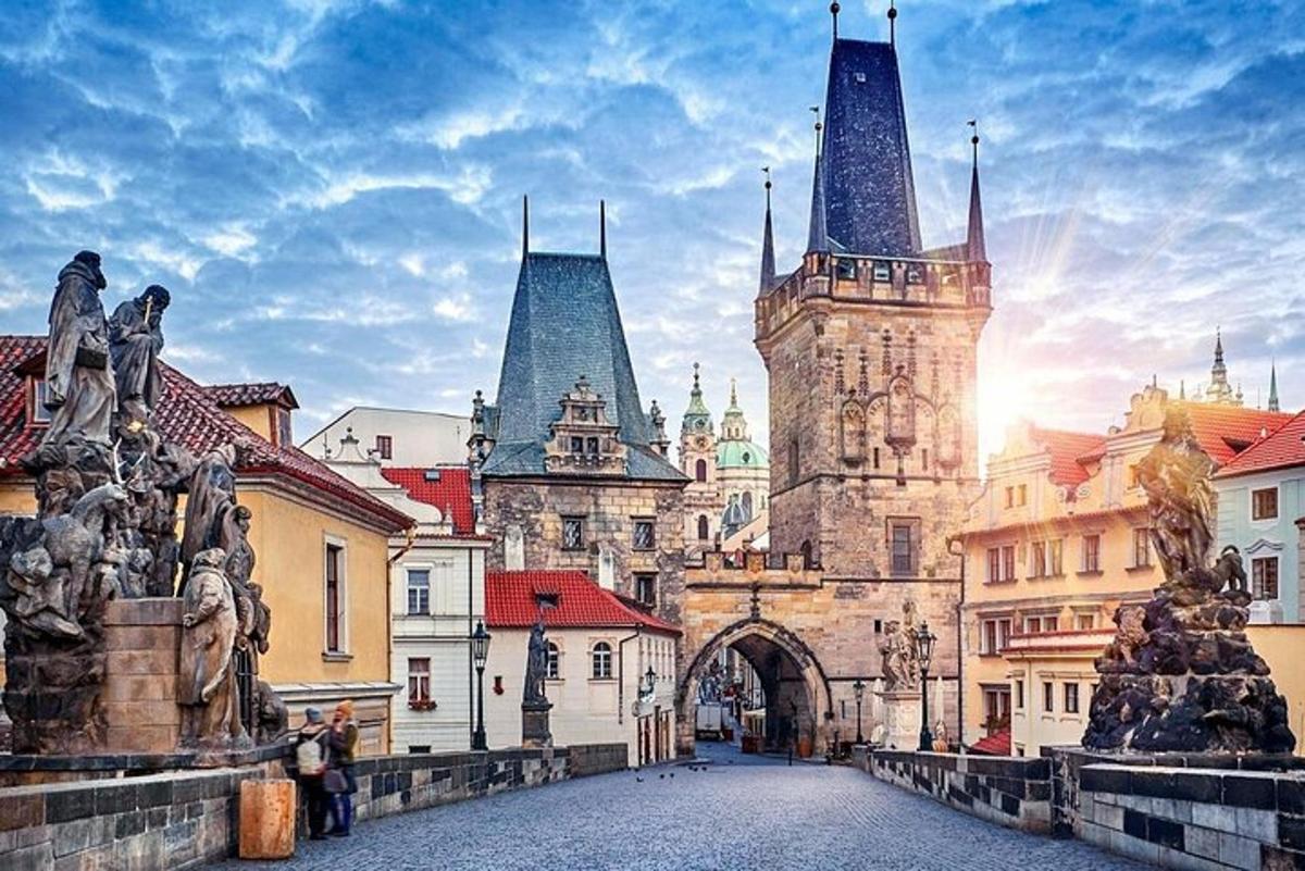 mesto s bránou a budova s vežami
