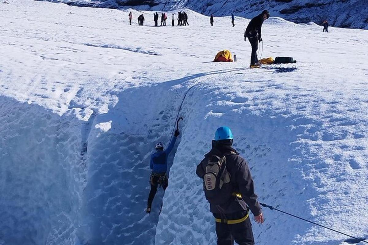 Un grupo de personas de pie encima de un montículo de nieve.