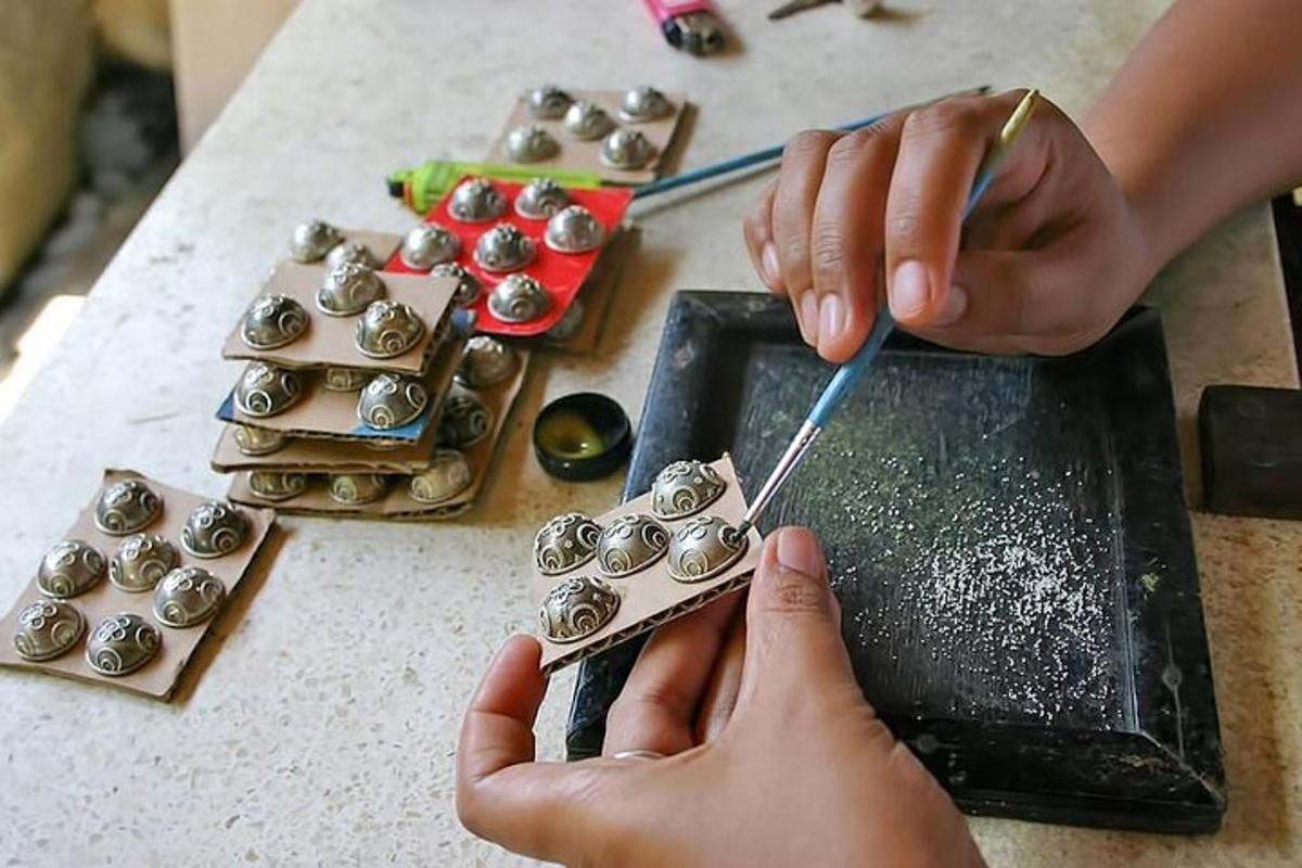 seorang wanita sedang membuat sekeping ofellery di atas meja