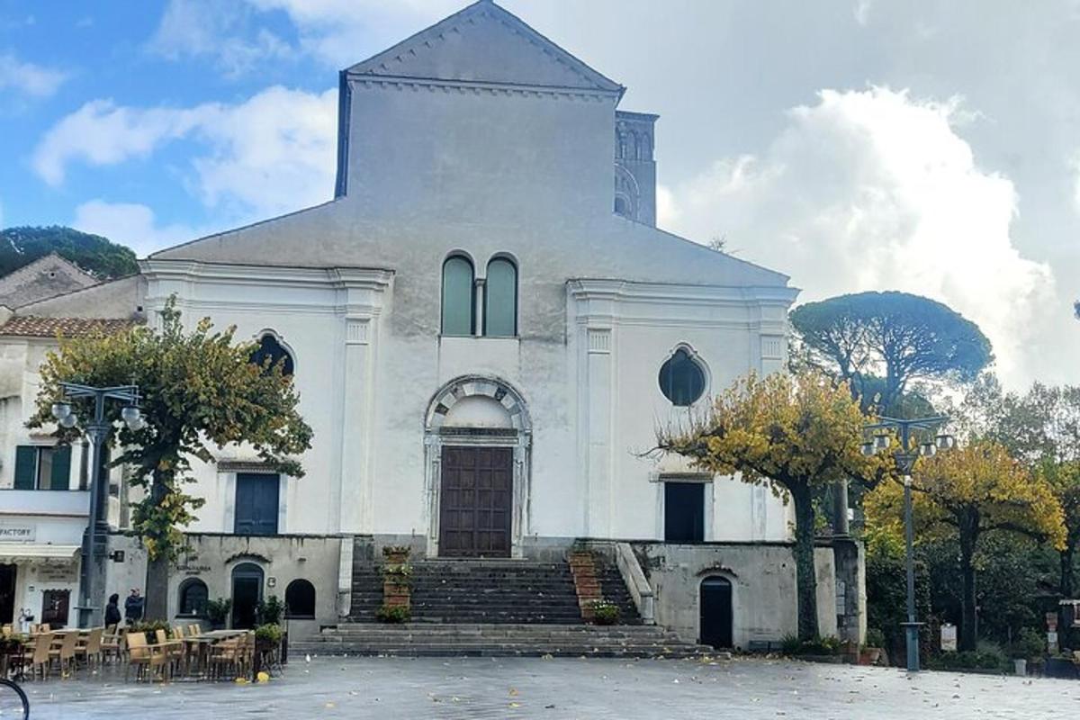 Una iglesia blanca con un campanario en la parte superior.