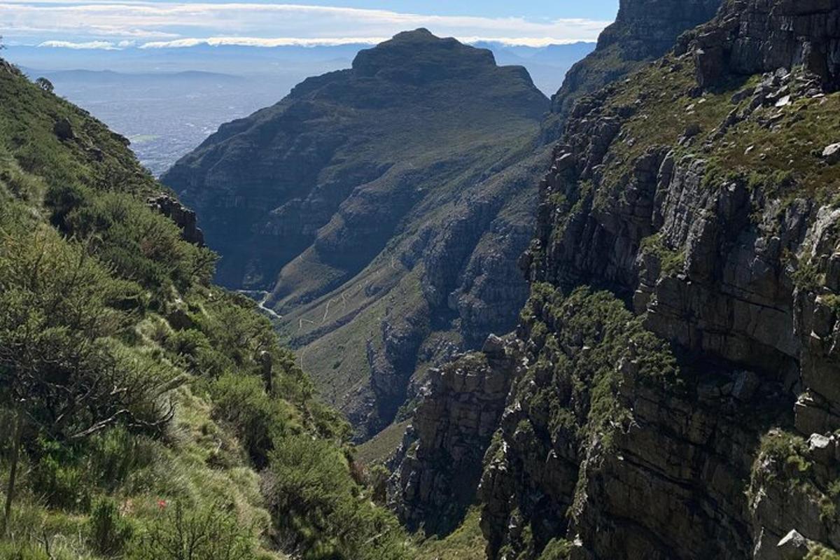 una vista de un cañón en las montañas