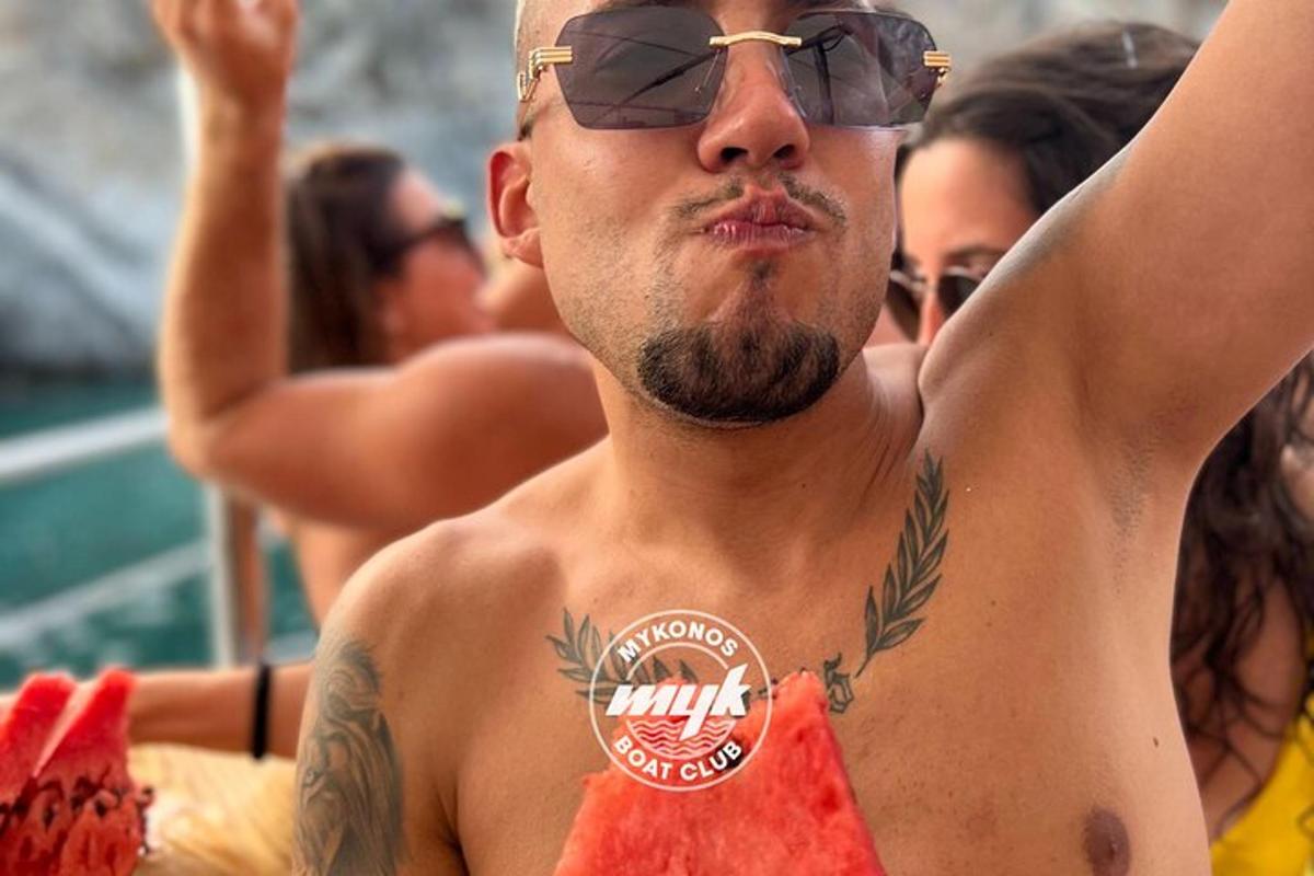 ein Mann im Bikini mit erhobenen Händen