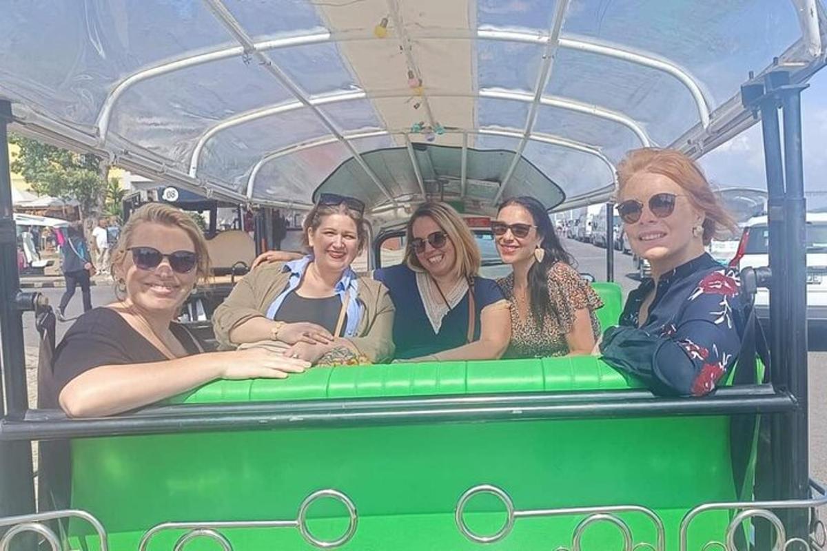 un grup de dones assegudes en un autobús