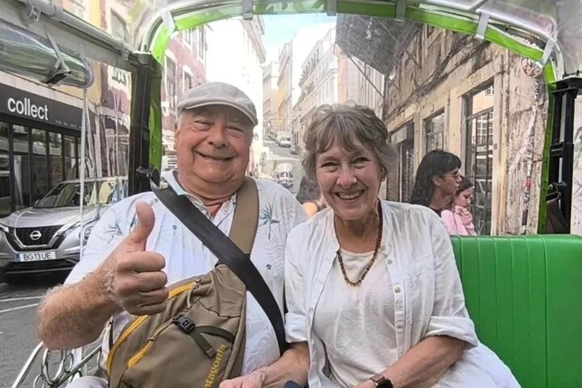 un uomo e una donna che si fanno il pollice in su su un autobus