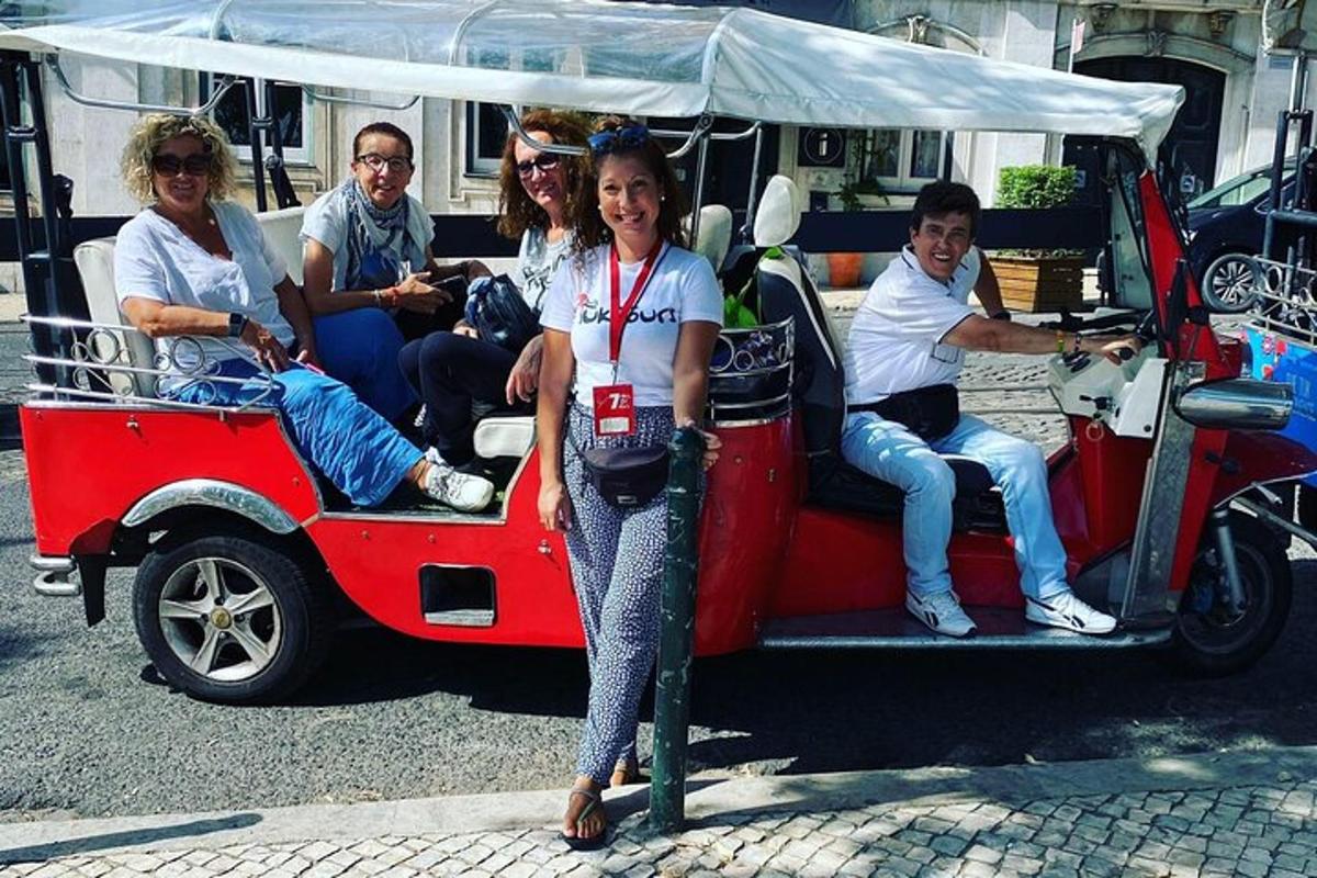 un gruppo di persone che viaggiano in una piccola auto