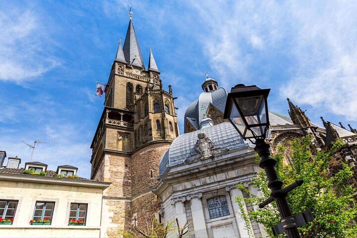 un vieux bâtiment avec une tour d'horloge et un lampadaire