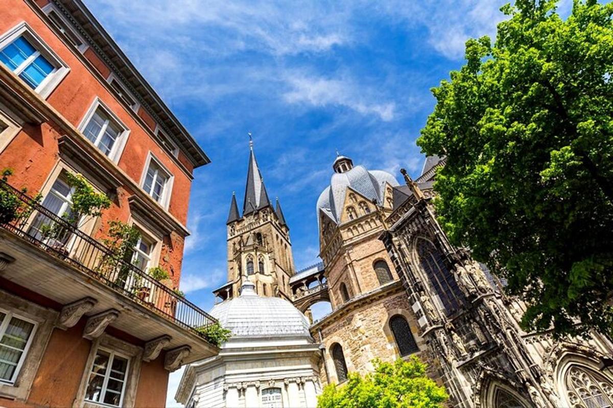 un bâtiment avec une tour d'horloge à côté de certains bâtiments
