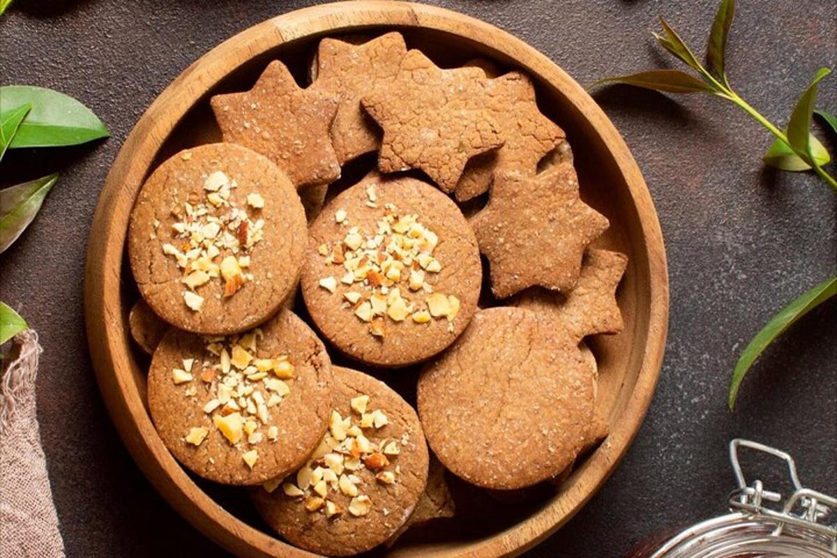 un bol en bois rempli de biscuits aux cacahuètes sur une table