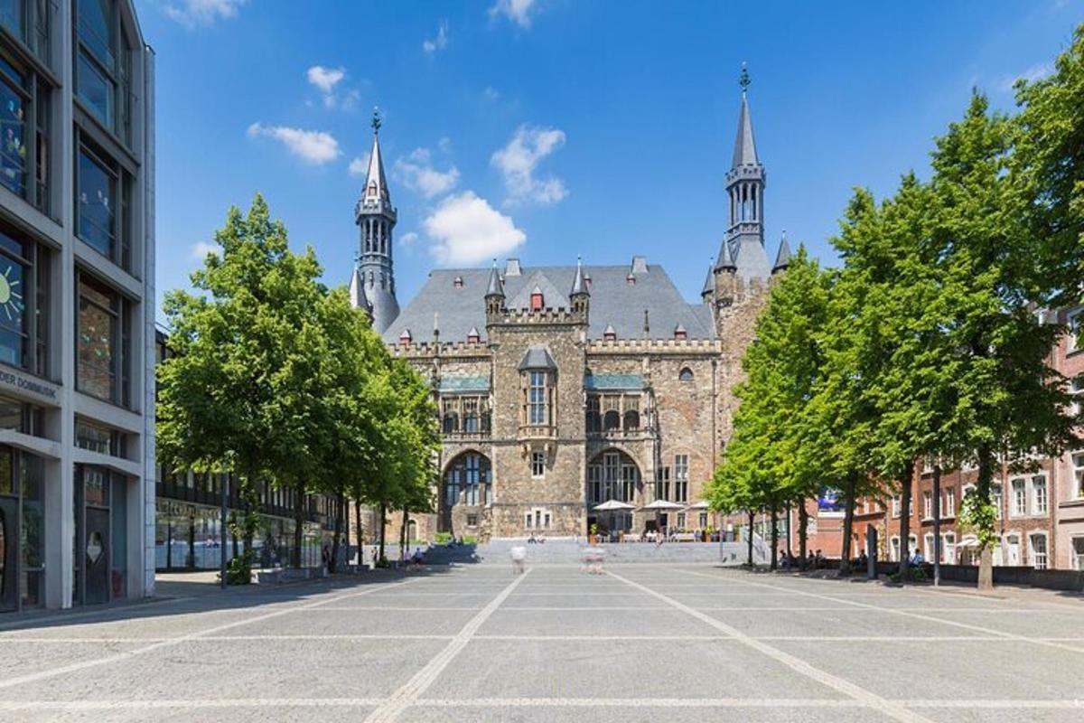een groot stenen gebouw met twee torens aan een straat