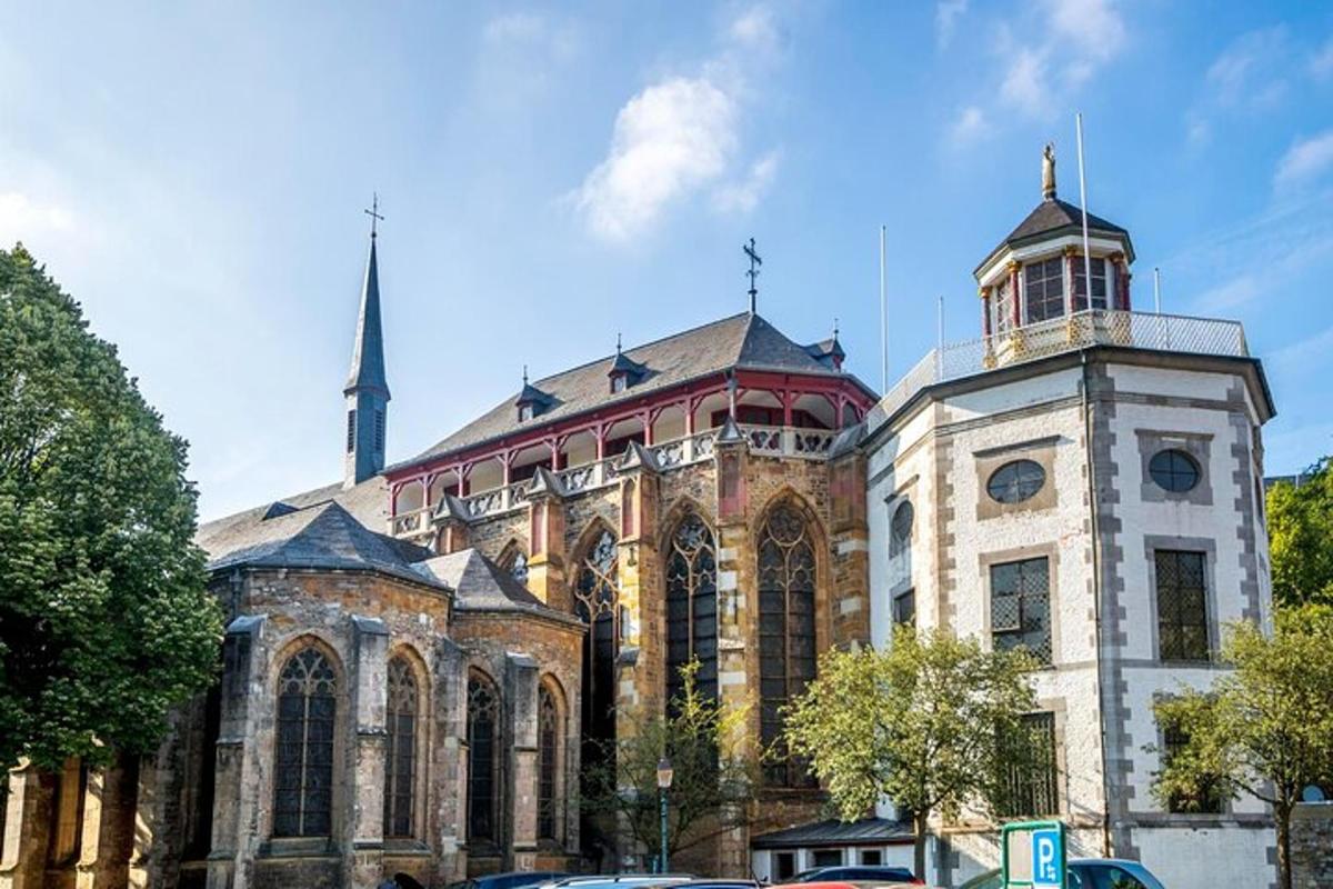 een groot gebouw met daarop een klokkentoren