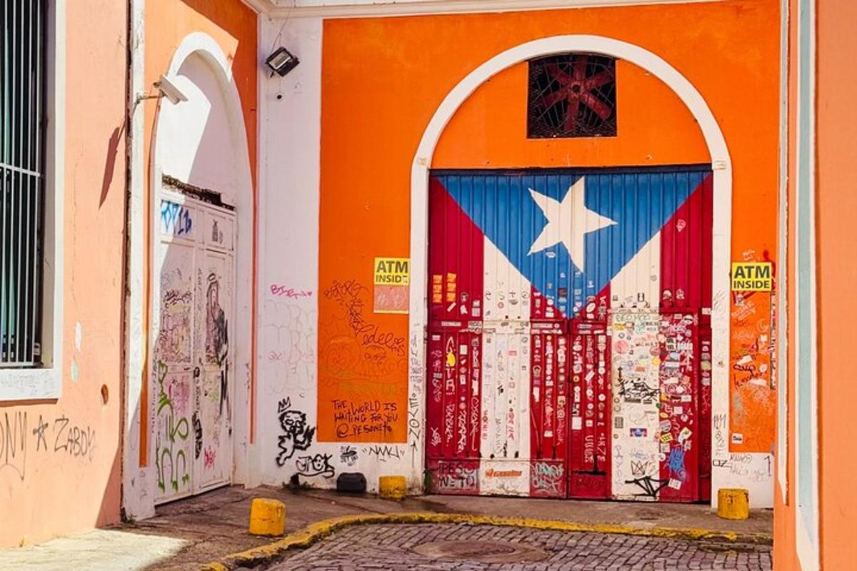 un edificio arancione con una porta con una bandiera sopra