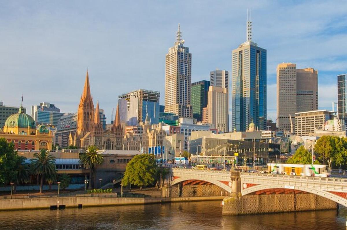 ein Blick auf eine Stadt mit einer Brücke über einen Fluss