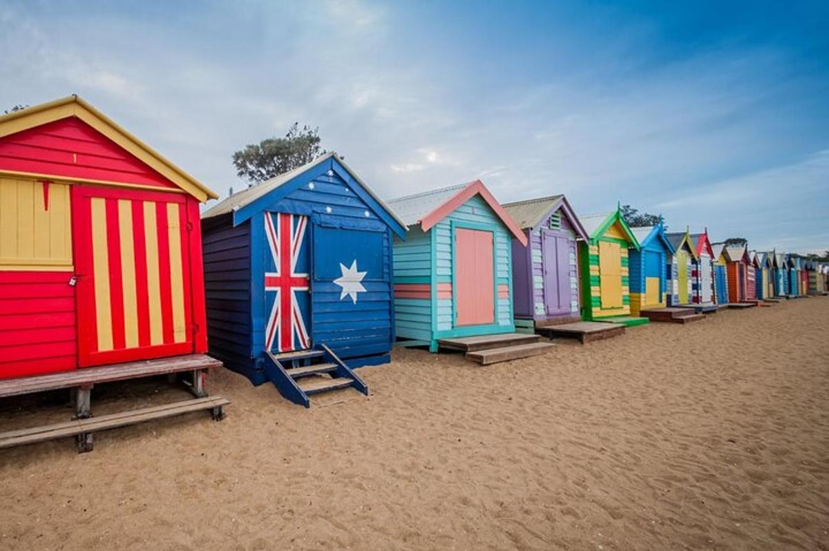 eine Reihe bunter Strandhütten an einem Strand