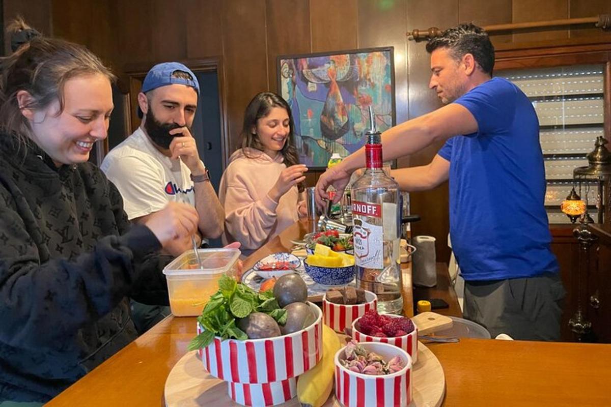 un grup de oameni care stau în jurul unei mese cu o sticlă de vin