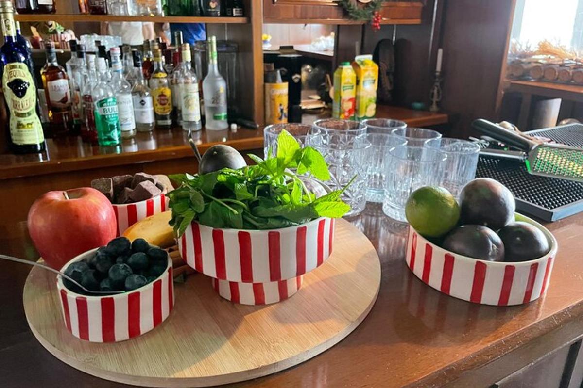 trei coșuri cu fructe și legume pe un blat