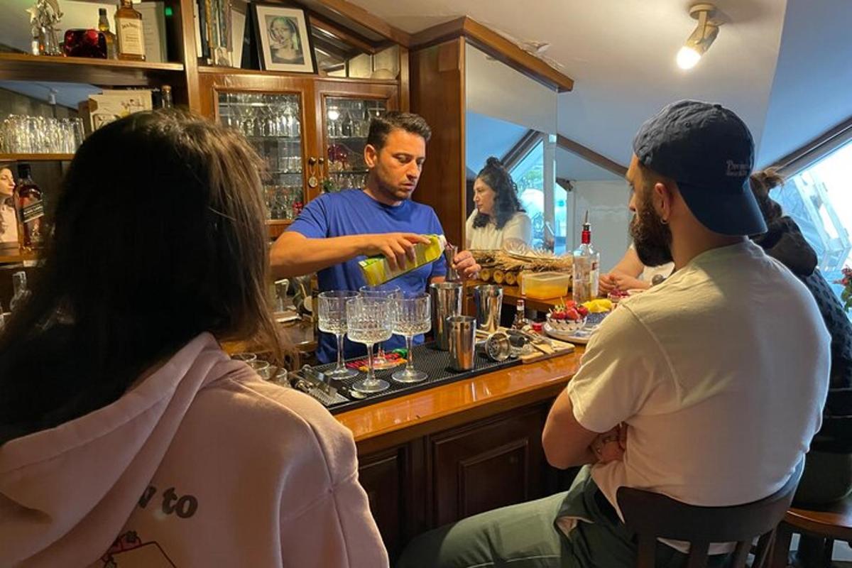 un grup de oameni care stăteau la un bar