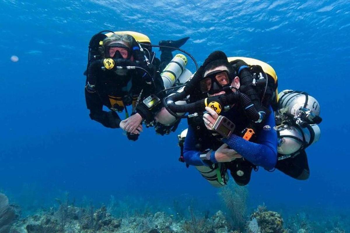 due persone si stanno tuffando nell'oceano in acqua