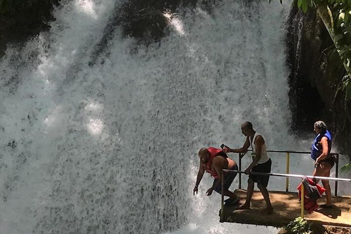 un grup de persones dempeus davant d'una cascada