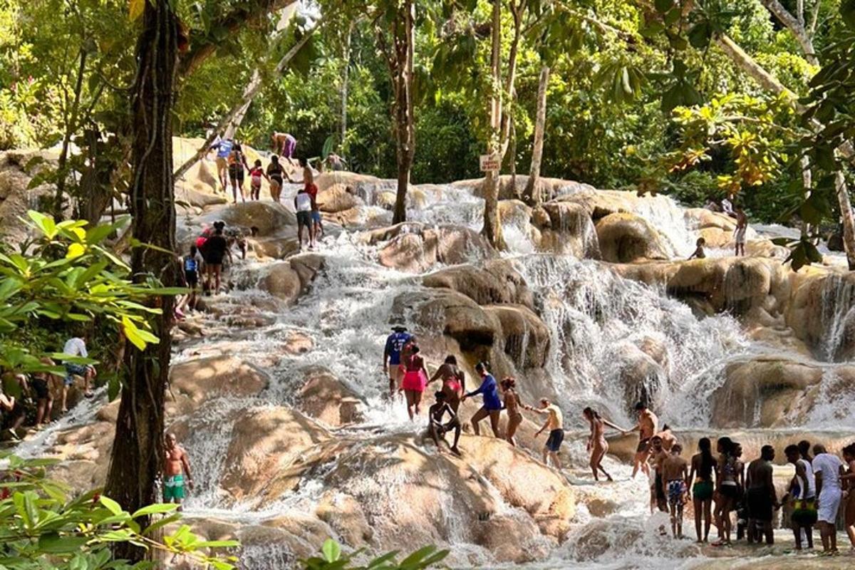 un grup de persones dempeus sobre les roques d'una cascada