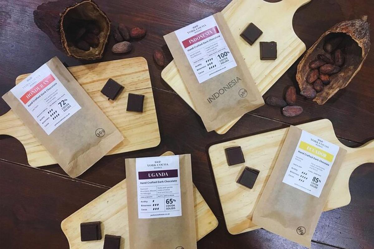 uma mesa coberta com sacos de chocolate e uma guitarra