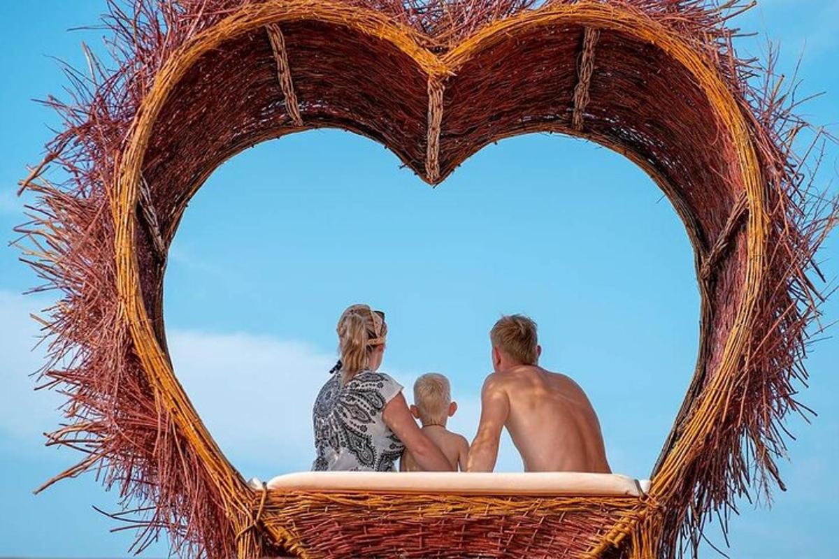 o familie stând într-un coș de răchită în formă de inimă