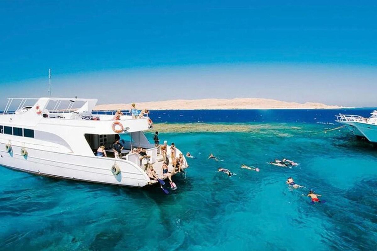 o barcă în ocean cu oameni care înoată în apă