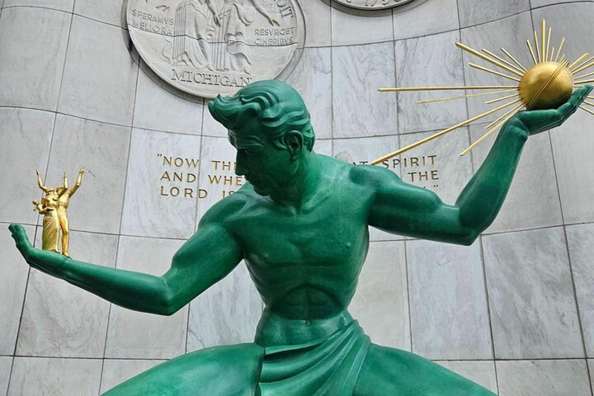 uma estátua verde de uma mulher segurando uma bola