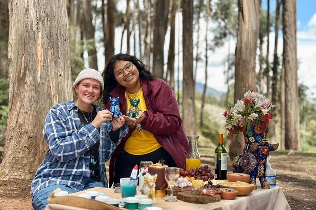 due donne sedute a un tavolo da picnic con del cibo