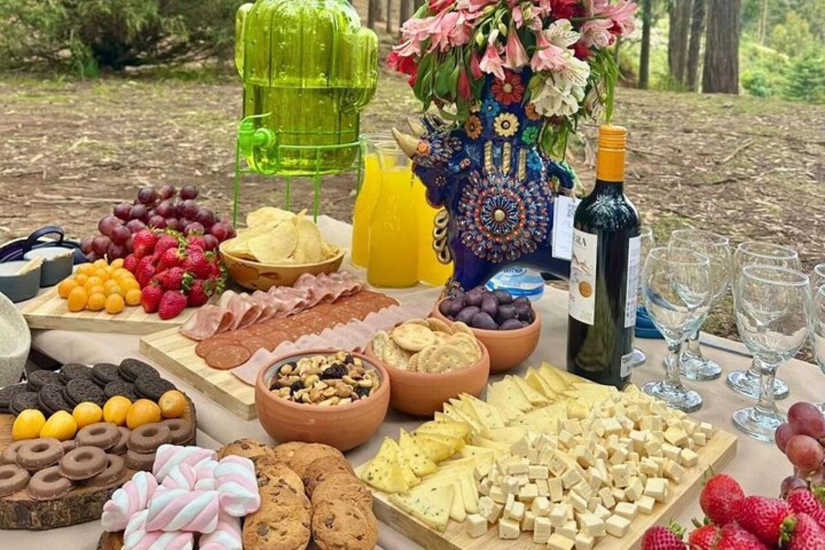 uma mesa com muitos tipos diferentes de comida e vinho