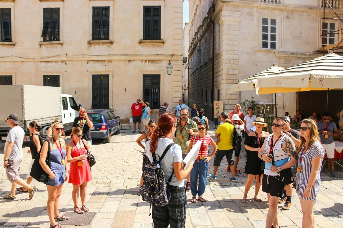 skupina lidí stojících na ulici