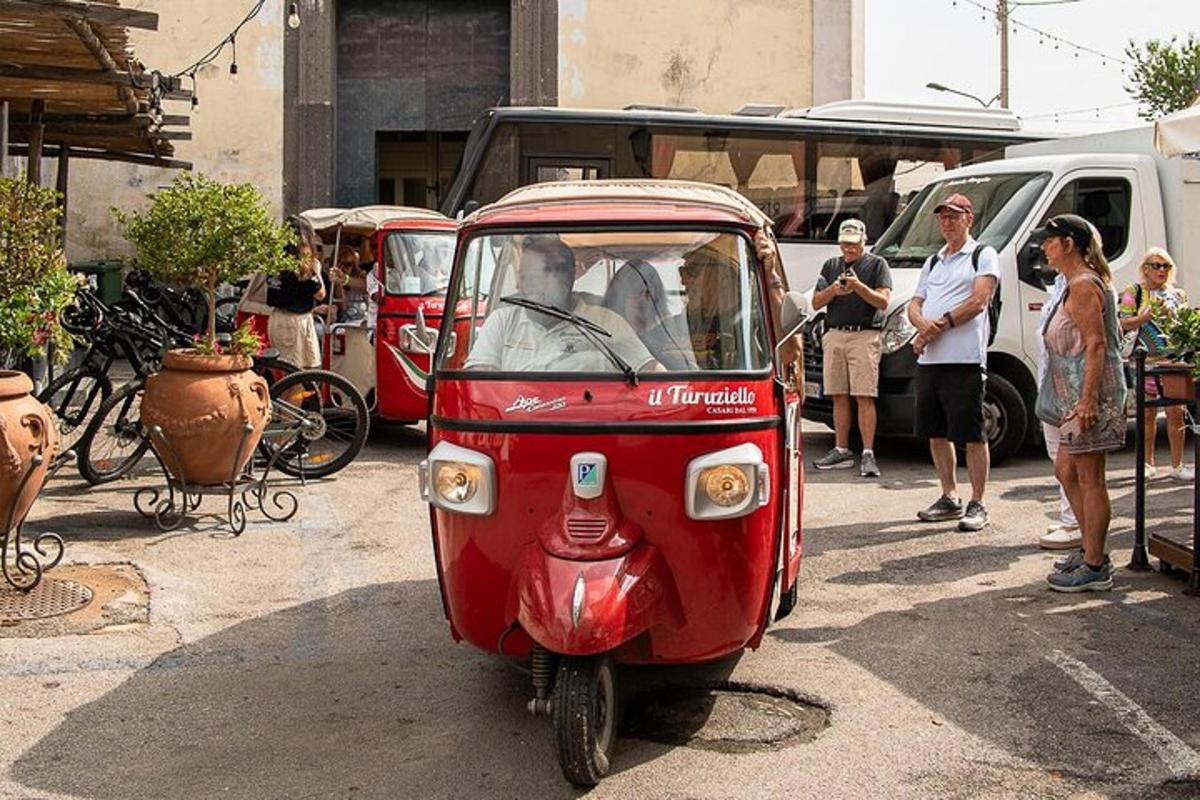 en liten rød scooter parkert på en parkeringsplass