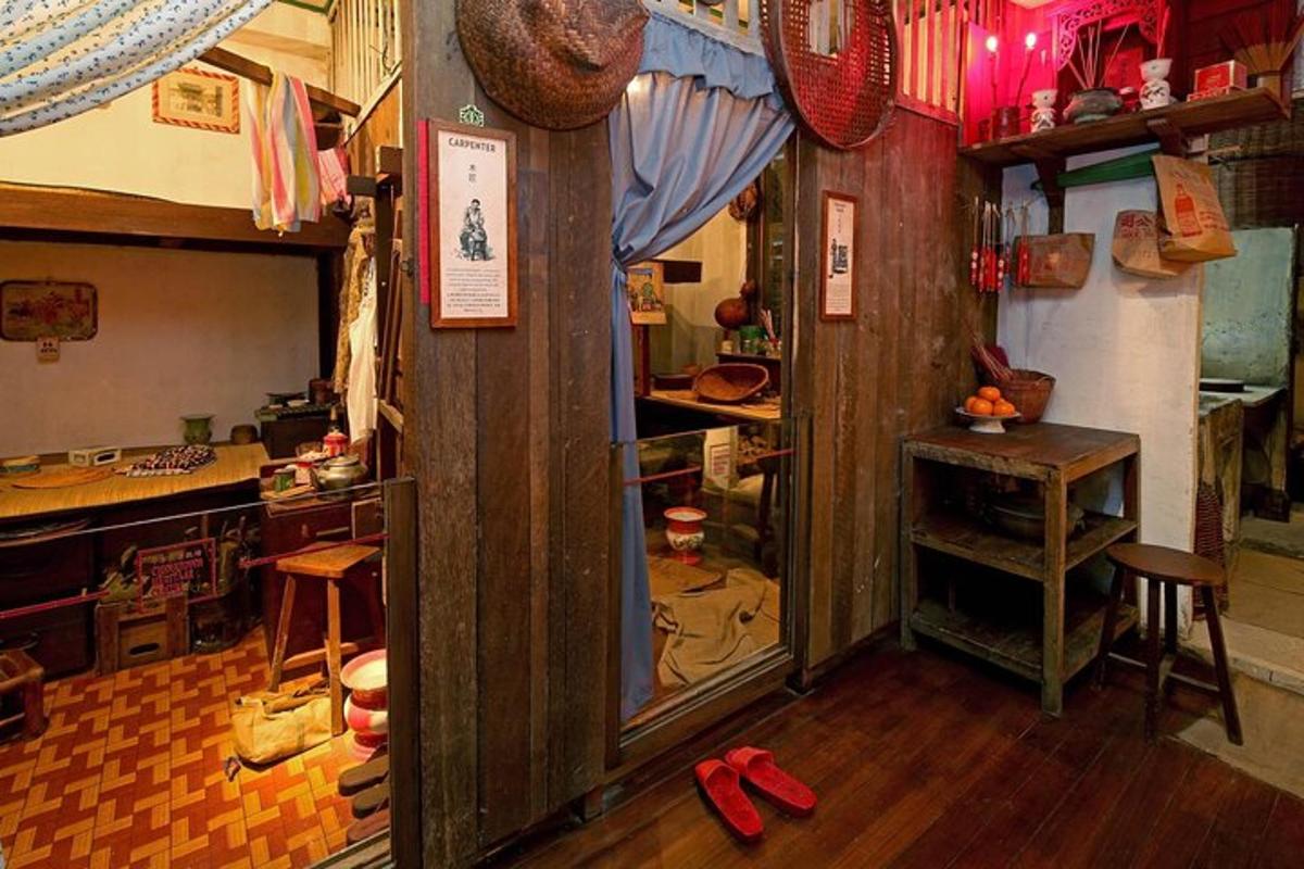Una habitación con cocina con espejo y zapatos rojos.