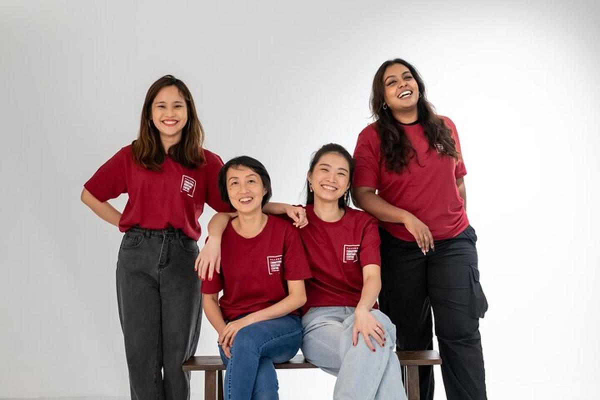 Un grupo de chicas con camisetas rojas sentadas en un banco