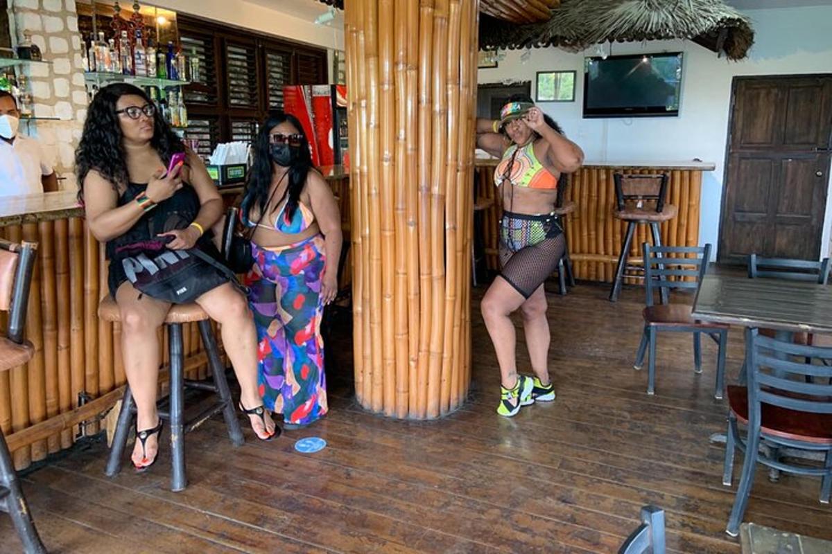 sekumpulan wanita sedang duduk di sebuah bar