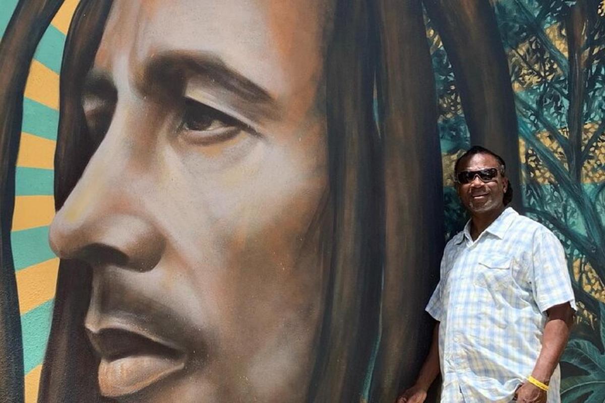 un home dret davant d'una pintura d'una dona