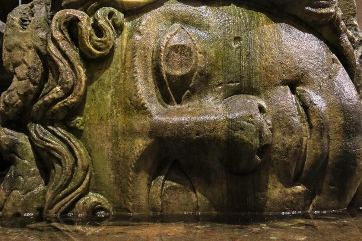 una estatua de piedra de un elefante con tentáculos