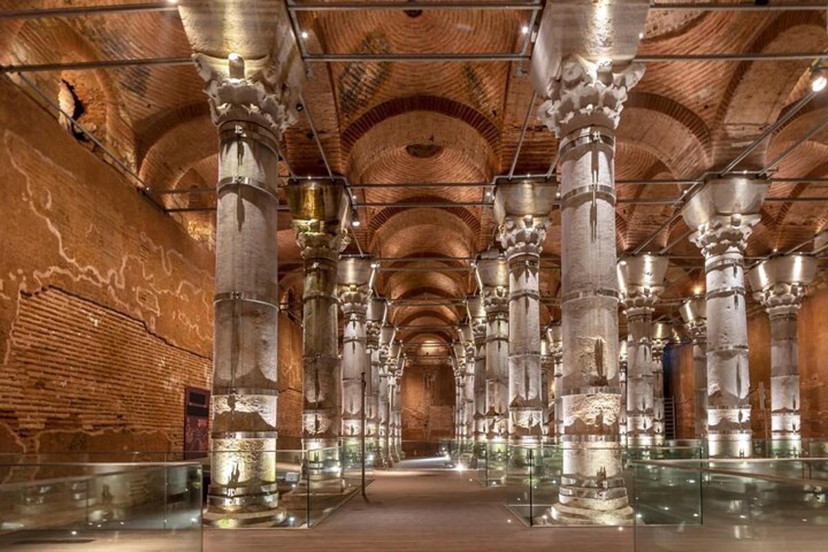 Una gran sala con columnas en un edificio.