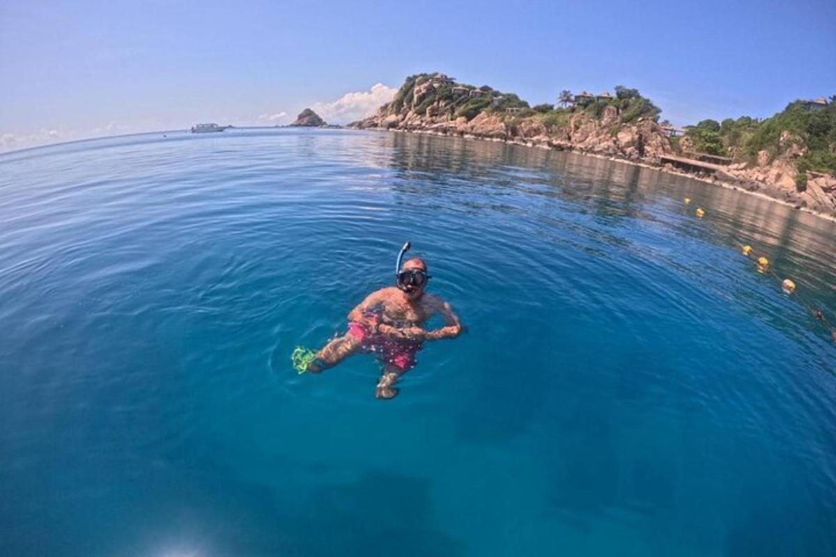 seorang lelaki sedang berenang di dalam air di lautan