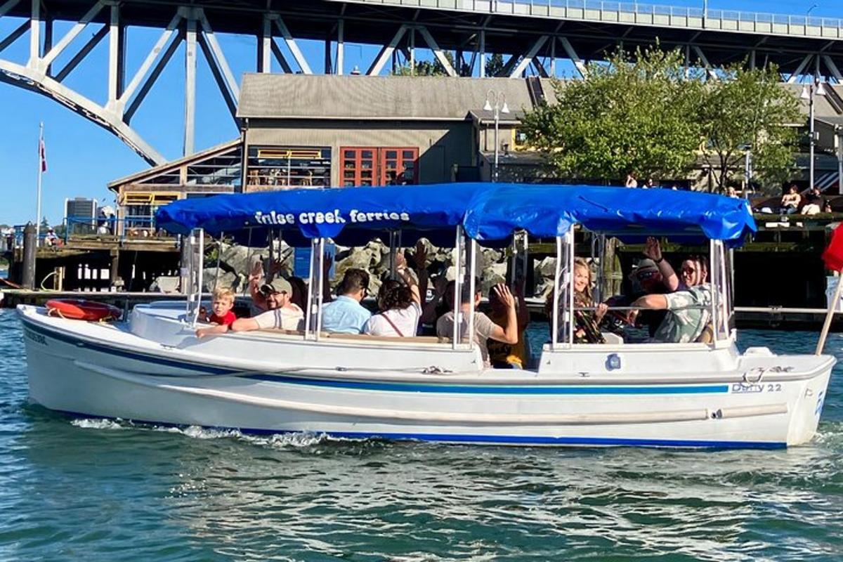 un gruppo di persone su una barca in acqua